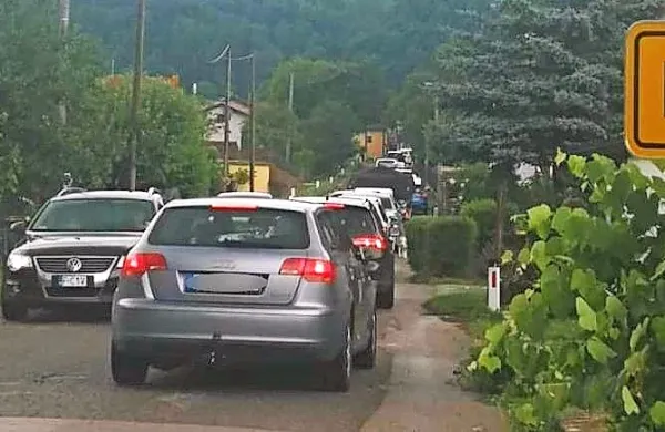 Turisti, ki so se želeli izogniti gneči na mejnem prehodu Jelšane, so 
poizkusili srečo na maloobmejnem prehodu Novokračine in tam 
ustvarili dolgo kolono.