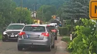 Turisti, ki so se želeli izogniti gneči na mejnem prehodu Jelšane, so 
poizkusili srečo na maloobmejnem prehodu Novokračine in tam 
ustvarili dolgo kolono.