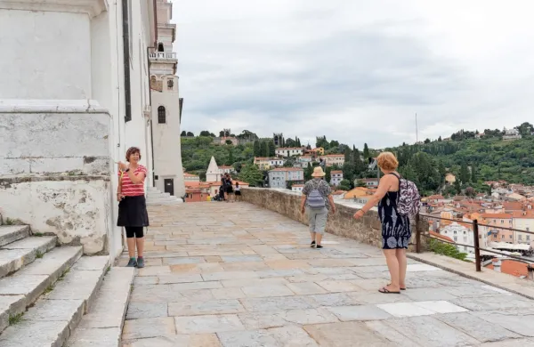 Razgledna ploščad ima tudi po prenovi srednjeveški videz, 
kakršnega je želela ohraniti. 
