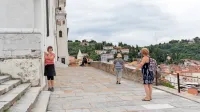 Razgledna ploščad ima tudi po prenovi srednjeveški videz, 
kakršnega je želela ohraniti. 