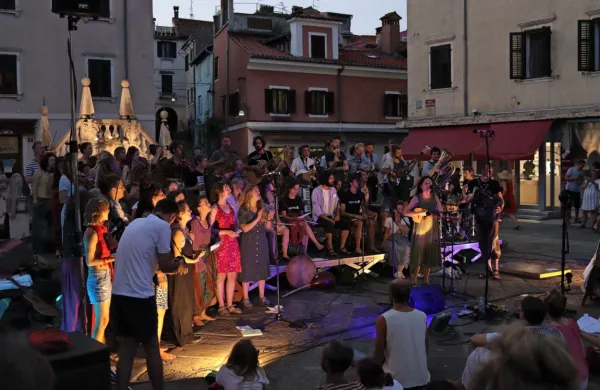 Veliki orkester Etno Histeria, ki je v ponedeljek navdušil v Kopru, 
bo jutri z multimedijskim spektaklom in v sodelovanju s pihalnim 
orkestrom Kovinoplastike Lož ter drugimi gosti odprl tudi festival 
Plavajoči grad.