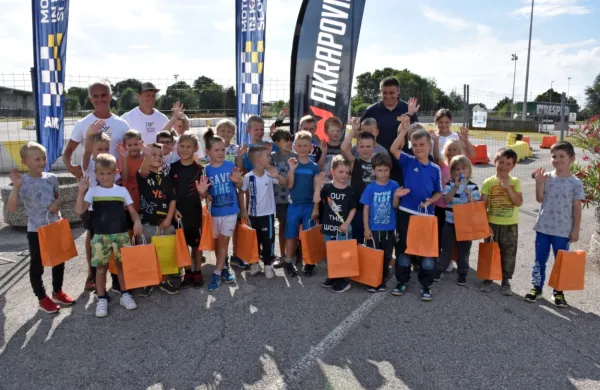 Takole so se otroci v družbi inštruktorjev ob koncu  prvega moto 
športnega dneva v Vrtojbi veselili praktičnih nagrad AMZS.