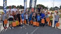 Takole so se otroci v družbi inštruktorjev ob koncu  prvega moto 
športnega dneva v Vrtojbi veselili praktičnih nagrad AMZS.