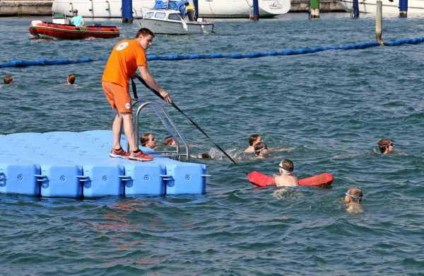 Najvarnejša so kopališča z reševalci iz vode, vendar se ljudje 
kopajo vsepovsod, kjer le najdejo primerno vodo. 