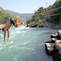 Strokovnjaki odsvetujejo skakanje v mrzlo vodo, kadar so naša 
telesa pregreta. 