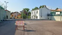  Lani urejeno igrišče ob vaškem domu na Topolcu je zaradi pritožb 
sosedov že nekaj mesecev zaprto. 