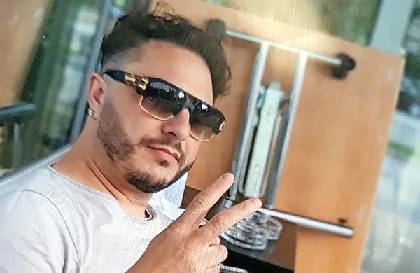 Omer Ferari oziroma Omer Čizmić naj bi maja lani zaradi 
maščevanja streljal na Rejčevi ulici v Novi Gorici.
