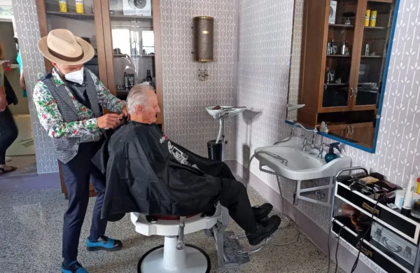 83-letni Janez Svete iz Orehka je včeraj po več letih ponovno sedel 
na brivski stol Ozbičevega salona  in se prepustil spretnim škarjam 
brivca Luke Nebca.  