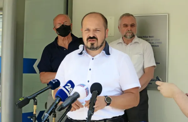 Minister za zdravje Janez Poklukar in v Idriji zbrani predstavniki 
regijskega zdravstva so soglasni, da bo jeseni družba ostala odprta 
ob 75-odstotni  precepljenosti nad 12 let starih državljanov.