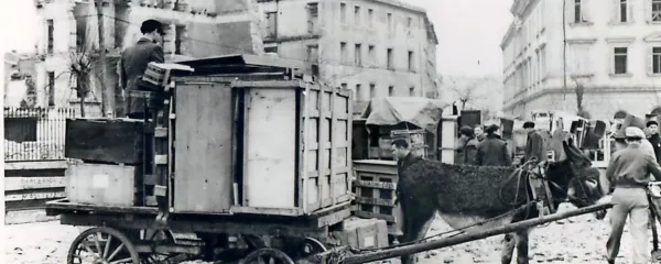 Tisti, ki so želeli oditi, so svoje premoženje natovorili na vprego in odšli v Italijo. Prizor je iz Pulja iz leta 1947. 