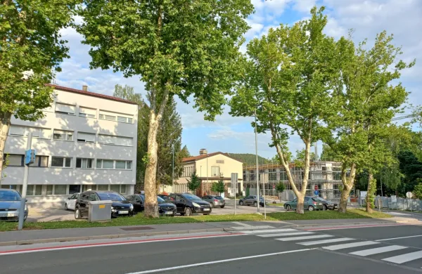 Z izgradnjo prizidka zdravstvenega doma in lekarne (desno) bo na 
prometno najbolj obremenjenem delu mesta še več pločevine.  