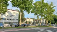Z izgradnjo prizidka zdravstvenega doma in lekarne (desno) bo na 
prometno najbolj obremenjenem delu mesta še več pločevine.  