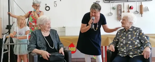 V novogoriškem domu upokojencev so praznovali že veliko stotih 
rojstnih dnevov, pravi delovna terapevtka Mojca Jejčič. Pred dnevi 
je vodila slovesnost, na kateri so nazdravili stoletnicama  Olgi 
Strgar (levo) in Amaliji Beltram.   
