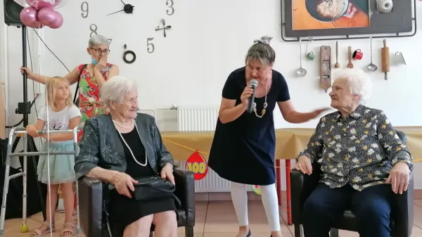 V novogoriškem domu upokojencev so praznovali že veliko stotih 
rojstnih dnevov, pravi delovna terapevtka Mojca Jejčič. Pred dnevi 
je vodila slovesnost, na kateri so nazdravili stoletnicama  Olgi 
Strgar (levo) in Amaliji Beltram.   