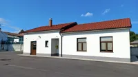 Sosedje  opozarjajo na  dogajanje v in ob vaškem domu, ki 
poslabšuje kakovost  njihovega bivanja.    