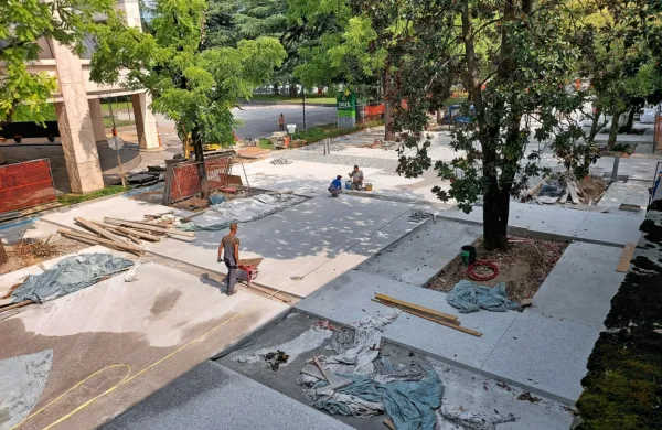 Prvi del Delpinove ulice prenavljajo že od konca marca, a ga, kljub 
drugačnim napovedim,  še vedno niso končali. 