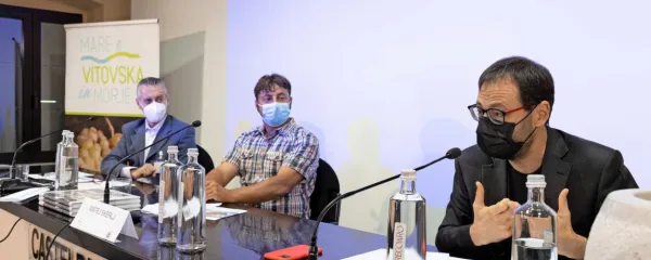 V Devinu sta bila osrednja govorca italijanski kmetijski minister Stefano Patuanelli in predsednik društva kraških vinarjev 
Matej Škerlj, pogovor pa je povezoval Emanuele Giannone (z desne). 