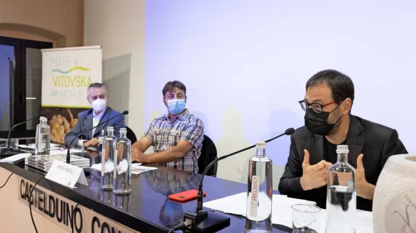 V Devinu sta bila osrednja govorca italijanski kmetijski minister Stefano Patuanelli in predsednik društva kraških vinarjev 
Matej Škerlj, pogovor pa je povezoval Emanuele Giannone (z desne). 