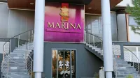 Tajni delavci   policije  so - tudi sami v belih  kopalnih plaščih in 
copatih  - v notranjosti  Marine vsakič našteli  več deset italijanskih 
gostov, včasih tudi več kot 50, in prav toliko deklet.  
