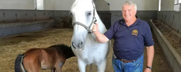 Ludva, kakor so ga klicali sodelavci v Lipici, je bil lipiška “bab'ca” 
- konjar, ki je 25 let skrbel za breje kobile, za žrebitve in žrebeta.  Ob 
vsaki uri in vremenu je pomagal več kot 600  lipicancem na ta 
svet.