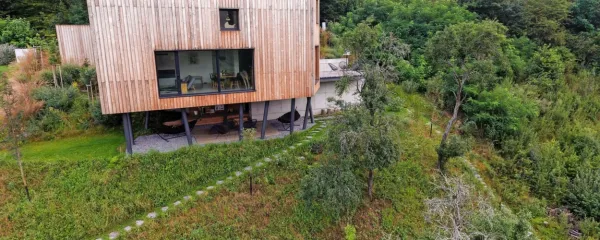 Družinska hiša na pobočju nad idilično češko vasico.