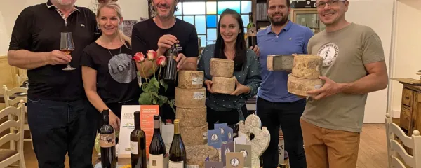Celovški večer so med drugim pripravili pobudnik Lojze Wieser, gostitelja Anja in Igor Ogris ter sirarja Kristjan Vidmar in 
David Ličen. Med njimi je novopečena štajerska ljubiteljica sirov s Sinjega vrha in primorskih oranžnih vin. 