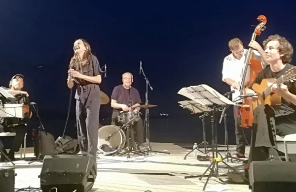 Izjemna Tamara Obrovac in njena glasbena družina  Transhistria Ensemble na ankaranskem odru pred navdušenim občinstvom. 