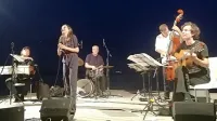 Izjemna Tamara Obrovac in njena glasbena družina  Transhistria Ensemble na ankaranskem odru pred navdušenim občinstvom. 