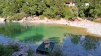Kanalci so si tudi letos  omislili montažni bar neposredno ob Soči.

