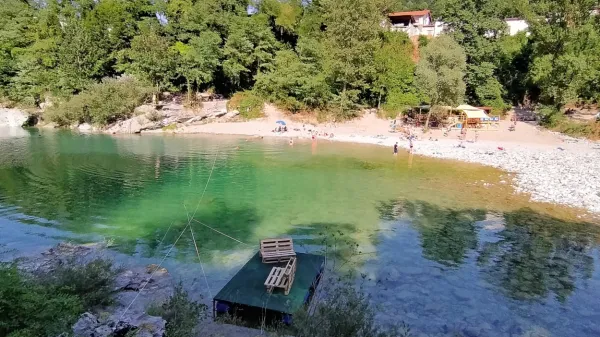 Kanalci so si tudi letos  omislili montažni bar neposredno ob Soči.

