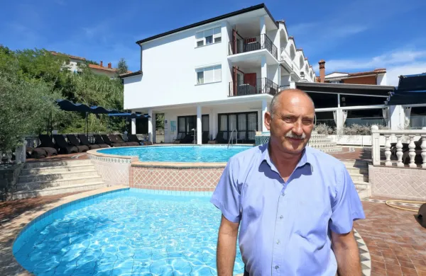 Mate Matjaž - Tomi, gostinec in hotelir: “Namesto  da bi se čim bolj 
posvečali gostom, si bomo morali zdaj vzeti še čas za to 
preverjanje. Že z boni je dodatno delo, kadra v gostinstvu pa je že 
tako ali tako premalo.”