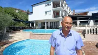 Mate Matjaž - Tomi, gostinec in hotelir: “Namesto  da bi se čim bolj 
posvečali gostom, si bomo morali zdaj vzeti še čas za to 
preverjanje. Že z boni je dodatno delo, kadra v gostinstvu pa je že 
tako ali tako premalo.”