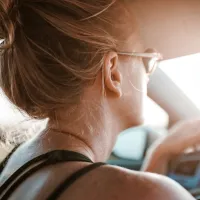 Bleščanje sonca je za voznike lahko moteče, če se zjutraj 
odpravljajo proti vzhodu in zvečer proti zahodu. 