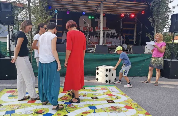 Sodelavke Mitskega parka in županja so se preskusile v igri kača:  
vsaka je bila figura na polju, po kači pa so se premikale z vmesnimi 
vprašanji.

