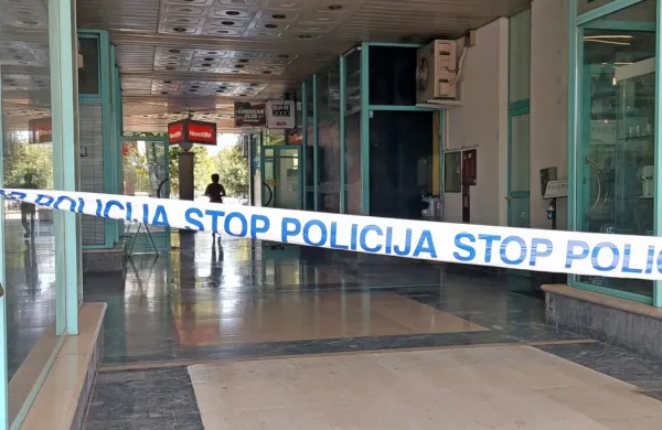 Policijski trak je v soboto dopoldne preprečeval prehod skozi 
koprsko Ogrlico.