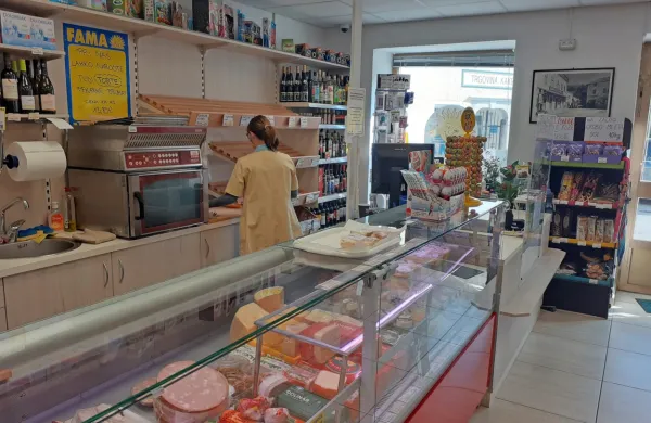 Zaposlenim v trgovinah se trenutno ni treba testirati.    