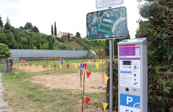 Novo parkirišče na Seči naj bi rešilo parkirne težave, domačini pa bi raje videli igrala in fitnes. 