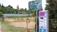 Novo parkirišče na Seči naj bi rešilo parkirne težave, domačini pa bi raje videli igrala in fitnes. 