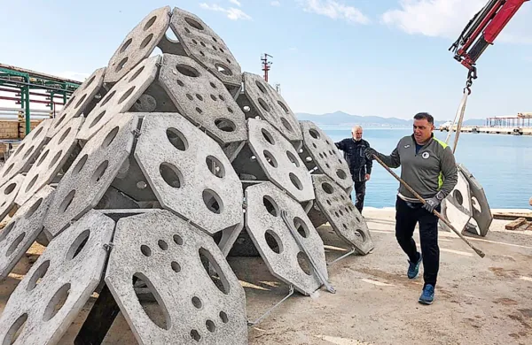 Betonska piramida z luknjami, ki so jo februarja postavili v morje 
pri Zadru. 