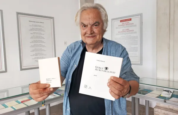 Andrej Medved s svojo prvo pesniško zbirko Toujours de nouveau (Vedno znova) iz leta 1966  in 
 z letošnjo Gubo v očesu (Au but de la nuit)