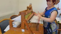 Odlično obiskana delavnica tkanja rokodelske sekcije društva rejcev drobnice je na festivalu lesa 
zbujala pozornost tudi z ličnimi, prenosnimi lesenimi statvami.
