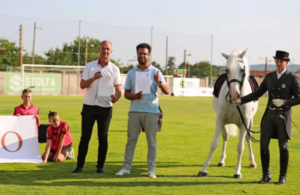 Sponzorsko pogodbo sta ponosno predstavila direktor NK Tabor 
Branko Dikić  in vodja marketinga in prodaje Holdinga Kobilarna 
Lipica Aaron Uazeua, dogajanje pa so spremljali mladi nogometaši 
in lipicanec iz Lipice.  