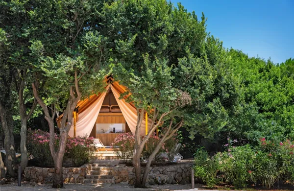 Glamping v luksuzno opremljenih šotorih lahko stane tudi več kot 
200 evrov na noč.