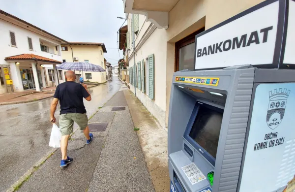 Ker naj bi bila  bankomata NKBM v Kanalu in Desklah pogosto prazna, kot pravijo na občini, je slednja 
najela “svoj” bankomat. 