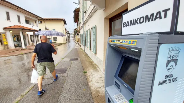 Ker naj bi bila  bankomata NKBM v Kanalu in Desklah pogosto prazna, kot pravijo na občini, je slednja 
najela “svoj” bankomat. 