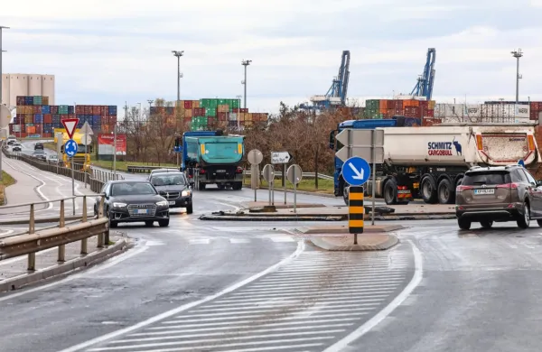  



Med najbolj načetimi je krožišče pri vhodu v Škocjanski zatok in 
vozišče okrog njega.