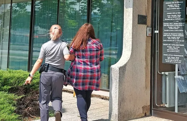 Obtožena    Srbkinja je s tožilstvom sklenila sporazum o priznanju 
krivde. Po obravnavi sta jo pravosodni policistki odpeljali nazaj v 
zapor na Igu, kjer  je začela prestajati prisojeno kazen. 