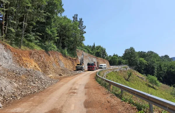 Na odseku ceste med Famljami in škofeljskim mostom so utrdili 
del brežine in cestišče razširili. 