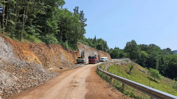 Na odseku ceste med Famljami in škofeljskim mostom so utrdili 
del brežine in cestišče razširili. 