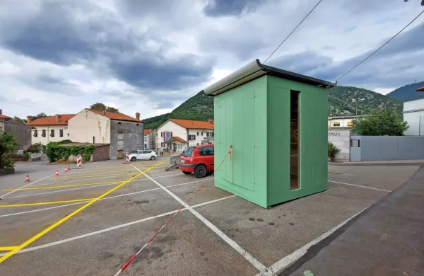 Trg oživljajo z novo prometno ureditvijo in začasnim kioskom. Predstavili ga bodo jutri zvečer. 
